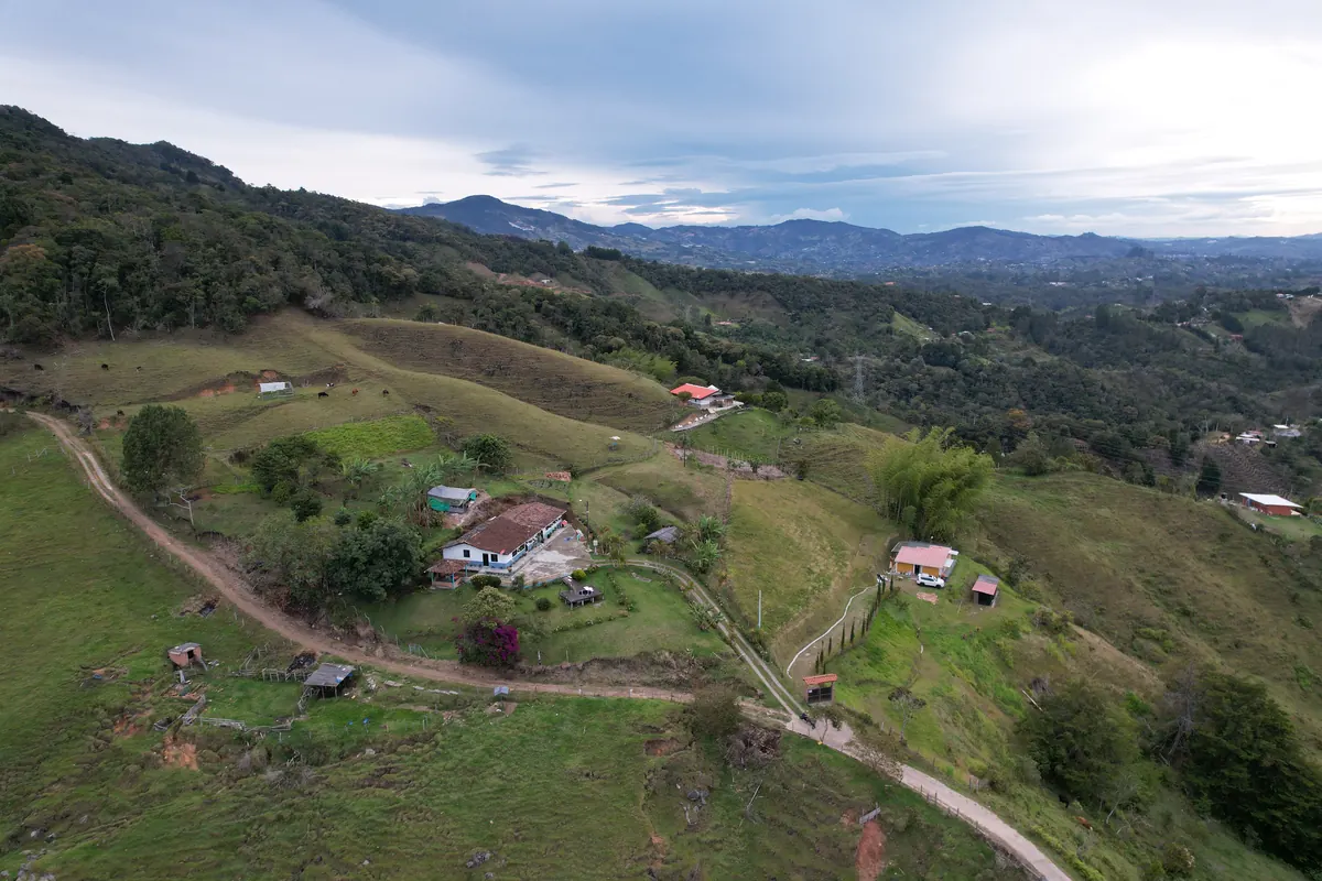Lotes campestres Vista Hermosa en Guatapé al atardecer con montañas de fondo