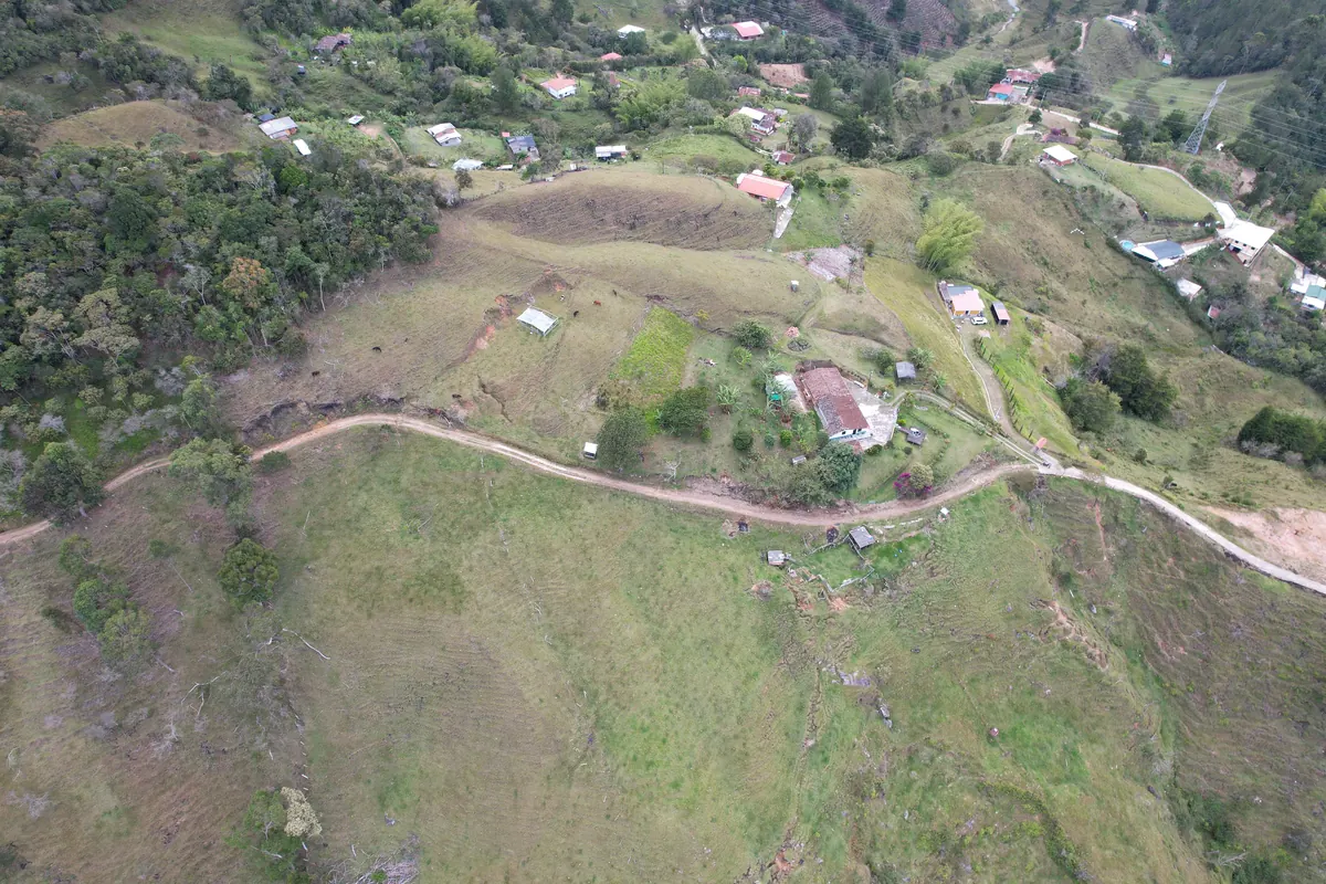 Vista aérea del terreno donde se desarrollan los lotes campestres Vista Hermosa en Guatapé