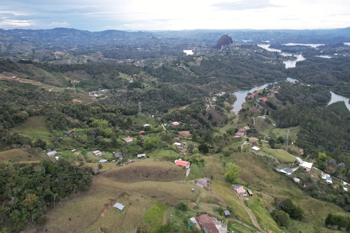 Vista aérea del embalse de Guatapé y la Piedra del Peñol desde los lotes campestres Vista Hermosa